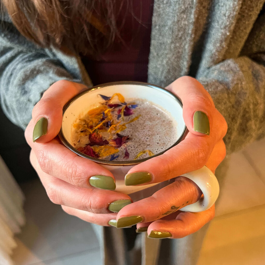 Genieten van moon milk met ashwagandha